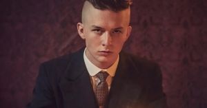 Harry Kirton, de ‘Peaky Blinders”, expõe desafios da masculinidade moderna