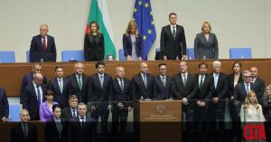 Кукленото шоу засега замества прогреса