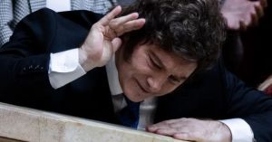 Em fase negativa, Milei prejudica a si mesmo para não sacrificar assessor