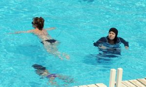 Huda kri v hotelu: ženskama prepovedali kopanje v burkiniju, o diskriminaciji presoja sodišče