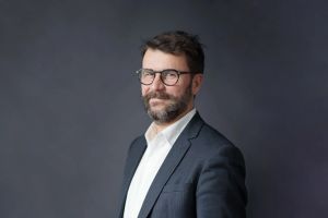 Tandis que l’actualité récente focalise l’attention sur la guerre en Iran, d’autres conflits se poursuivent loin des projecteurs, à commencer par la guerre menée par la Russie. L’essayiste Erwan Le Morhedec appelle à ne pas détourner le regard, en particulier de Narva, une ville estonienne située aux confins de l’UE.