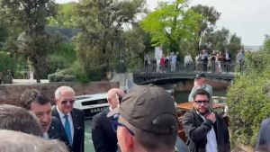 Salvini arriva alla Biennale: 