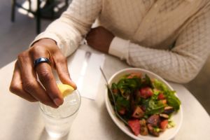 ¿Cambiarías el anillo de compromiso por un wearable? El Oura Ring 4 revoluciona el wellness
