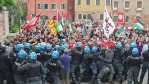 Biennale, in migliaia al corteo contro il padiglione di Israele: tensione con le forze dell'ordine