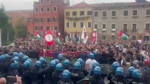 Scontri al corteo pro Pal di Venezia. La polizia respinge lo sfondamento