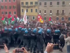 Venezia, tensioni al corteo contro la presenza di Israele alla Biennale