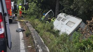 Livorno, camper perde il controllo sul Romito e finisce nella scarpata: due in ospedale