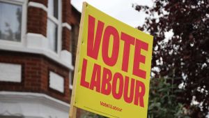 Starmer nach Lokalwahlen unter Druck: Unruhige Zeiten für Großbritannien