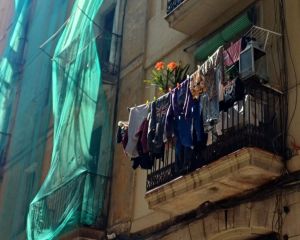 No ofengueu els turistes estenent al balcó