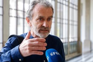 Se levanta el telón, aparece Fernando Simón y dice