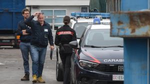Il comandante fuori servizio vede bandito davanti al market: inchioda l’auto e lo cattura