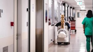 Neonato scivola dalle braccia del padre e muore, scatta il risarcimento. La madre: “Nessuna somma può restituire ciò che ho perso”