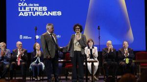 Berta Piñán, tras recibir el Premiu Nacional de Lliteratura en el acto institucional del Día de les Letres: 