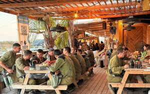 Pop-up stop for soldiers on Gaza border draws volunteers from across the globe