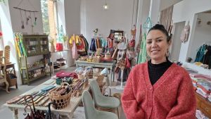 Begoña Oliveira, la gallega que llegó a Santa Eulalia de Oscos para hacer una ruta y que acabó alquilando un local y abriendo un pequeño 
