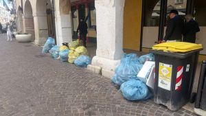 Pordenone, rifiuti in strada fino a mezzogiorno con i turisti in giro per la città: il paradosso della Capitale della Cultura