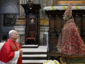 Papa Leone cita Pino Daniele: «Napoli città dai mille colori, sono qui per farmi contagiare dalla gioia»