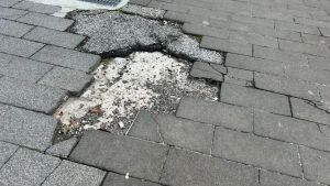 Udine, anziana inciampa sul marciapiede e cade in una buca: il Comune nega il risarcimento