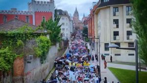 Una marabunta multicolor recorre Oviedo apoya la candidatura a Capital Europea de la Cultura: 