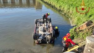 Furgone carico di lavoratori stranieri si ribalta nel fosso, tre morti: tragedia a Chioggia