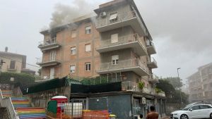 Cortocircuito nella cameretta dei bambini, appartamento a fuoco: famiglia riesce a scappare