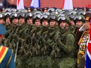 La parata militare nella Piazza Rossa di Mosca: il video