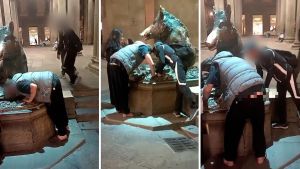 Continua il furto delle monetine al Porcellino davanti ai turisti: “Che immagine diamo di Firenze?”