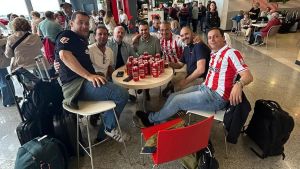 “Estamos un poco agobiados”: incertidumbre y sentido del humor entre los aficionados del Sporting por el retraso del vuelo Asturias-Málaga