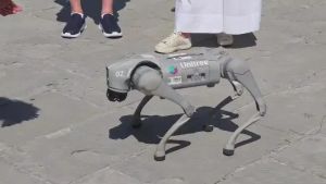 Il cane robot gioca con il cucciolo vero, è la Trieste Maker Faire