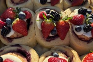 The giant cinnamon roll drawing hundreds to a Bay Area farm