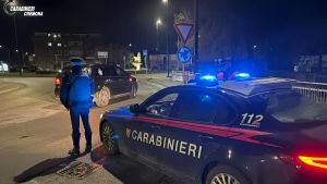“Ora devi portarmi in un altro locale”: rientra a casa sbronza e al rifiuto aggredisce compagno e morde carabiniere