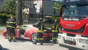 La Ferrari parcheggia, dal cofano escono le fiamme: intervengono i vigili del fuoco