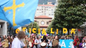 Miles de personas marchan por Oviedo en defensa del asturiano: 