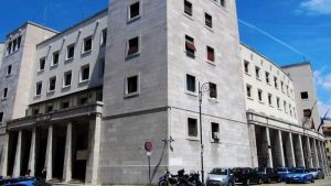 Entra in Questura a Trieste e tenta di strappare la pistola a una poliziotta: è l'attentatore della StarTech