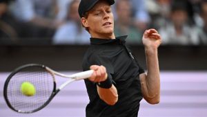 Jannik Sinner accende la notte di Roma: super debutto. Ofner ko in due set: 6-3; 6-4