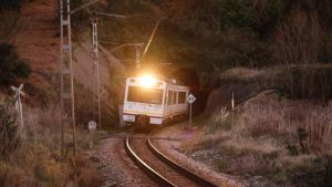 Suspendida la circulación ferroviaria entre Avilés y Gijón por la avería de un tren vacío en un túnel de Perlora