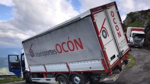 Un camión de la Vuelta Ciclista se queda suspendido en el aire en el Angliru y deja atrapados a otros transportistas de la prueba