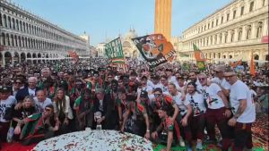 Venezia, ecco la festa con i tifosi in piazza San Marco