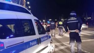 Ragazzino di 14 anni accoltellato davanti al McDonald's: è grave. Fermato un 15enne