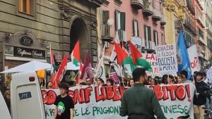 Corteo per Gaza a Napoli: «Stop accordi Eu-Israele». Zanotelli: «Comune si rifiuti di accettare le navi Msc»