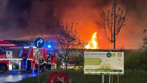 Lidl-Zentrallager brennt lichterloh: Einsatzkräfte bringen Flammeninferno unter Kontrolle
