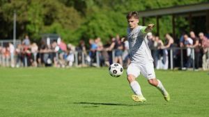Yannick Lauber würde gerne ein Bild im Vereinsheim des TSV Überlingen/Ried aufhängen
