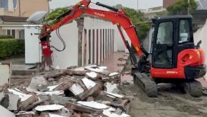 Prima tintarella tra le ruspe. Marinella, situazione grottesca. Attesa per le proroghe temporanee