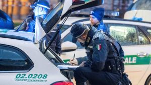 Multa e fermo di 30 giorni al driver NCC, ma lui la contesta: “Ero a bere un caffè al bar”