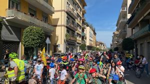 Bimbimbici oltre la pioggia. Rinviato il mercatino Calcit