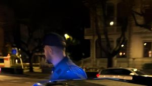 La lite poi la violenza cieca. Calci e pugni alla compagna. Lei riesce a chiedere aiuto