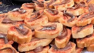 El debat de l'anxova: pa amb tomata suau o pa torrat per a un sabor autèntic