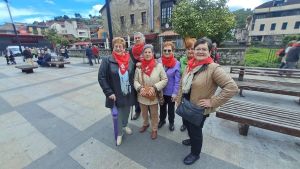 Reencuentros, música tradicional (y reivindicaciones sociales): los mayores asturianos se sumergen en una día de fiesta disfrutando de lo 