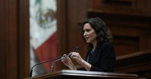 La oposición arrincona a Ayuso contra sus “mentiras” por su viaje a México: “Ridículo internacional”