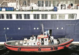 Un crucero navega hacia la España que flota